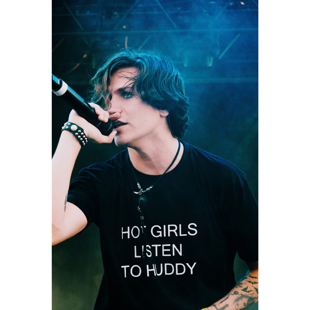 Hot Girls Listen To Huddy Tee